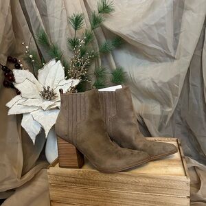 Brand new never worn , brand Nine West , size 8.5 US